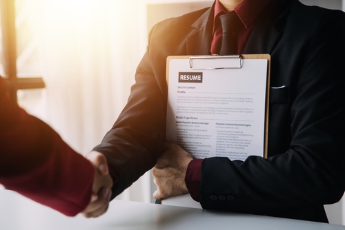 Candidato con currículum y estrecharme la mano