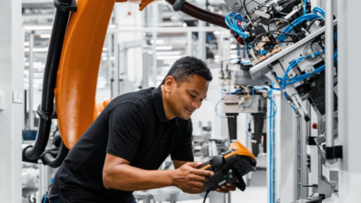 Un ingeniero con un controlador gestionando la automatización.