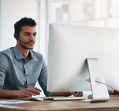técnico de soporte trabajando en una computadora